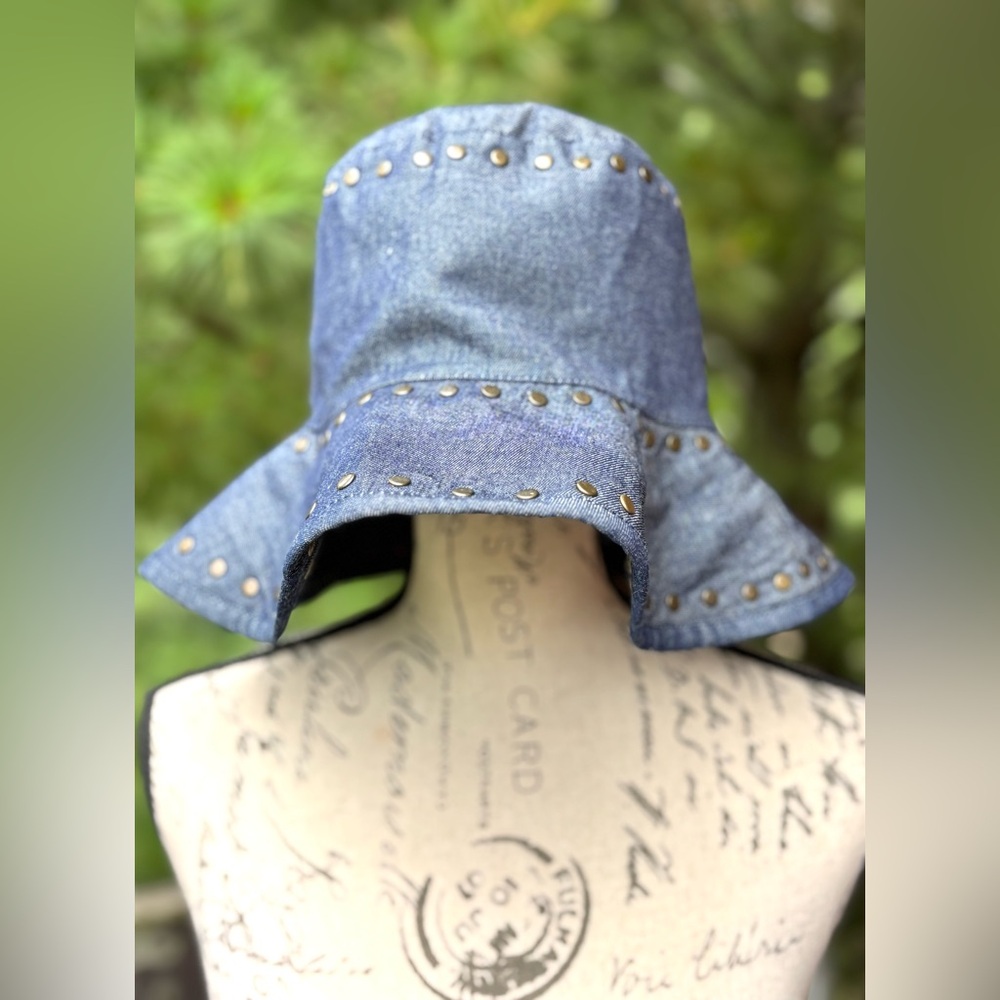 Studded Denim Floppy-Brim Sun Hat
100% Cotton
Like New